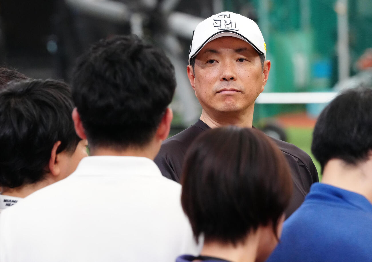 西武対ソフトバンク　試合前練習中、取材に応じるソフトバンク小久保裕紀監督（撮影・江口和貴）