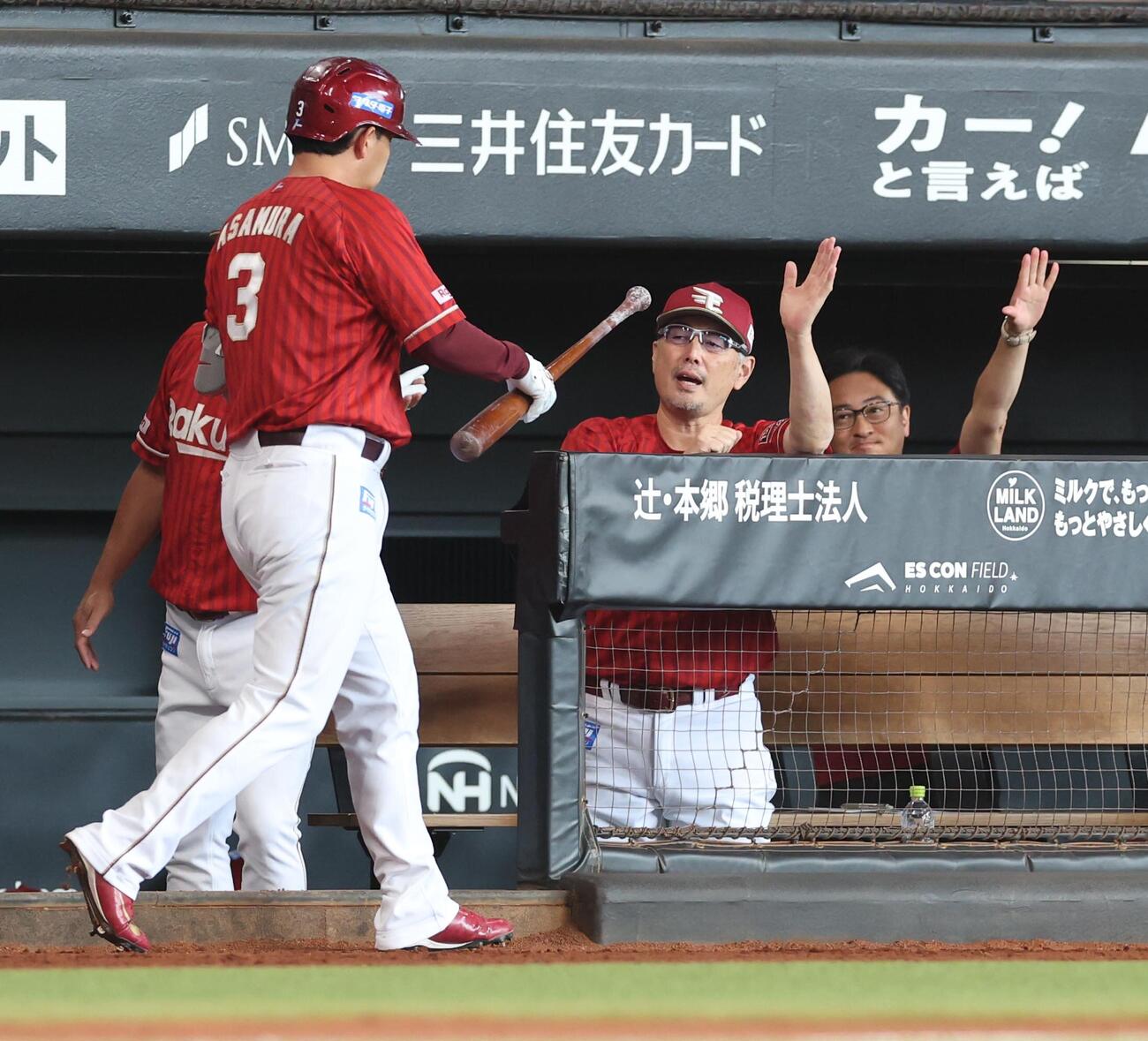 日本ハム対楽天　2回表、本塁打を放った浅村栄斗を出迎える吉井理人監督（撮影・黒川智章）