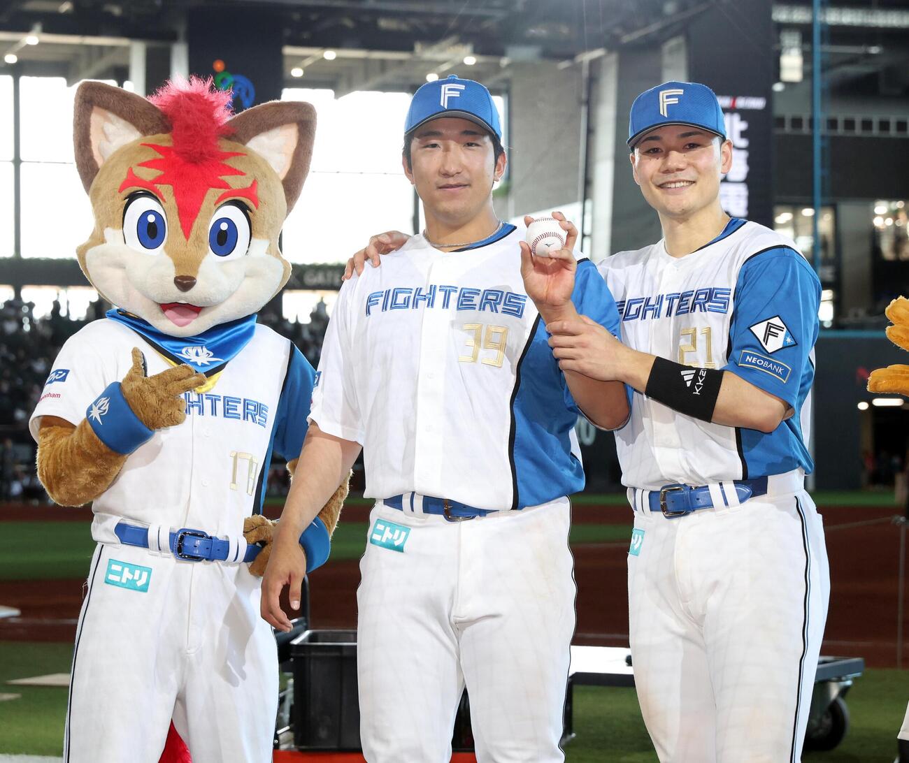 日本ハム対楽天　試合後、笑顔の有薗直輝（左）と清宮幸太郎（撮影・黒川智章）