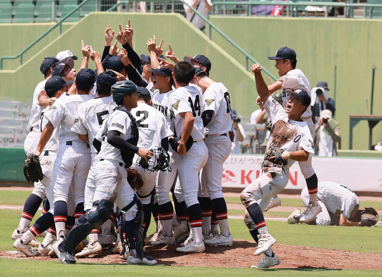 明石商対社　兵庫大会を制し、歓喜する社ナイン（撮影・上山淳一）