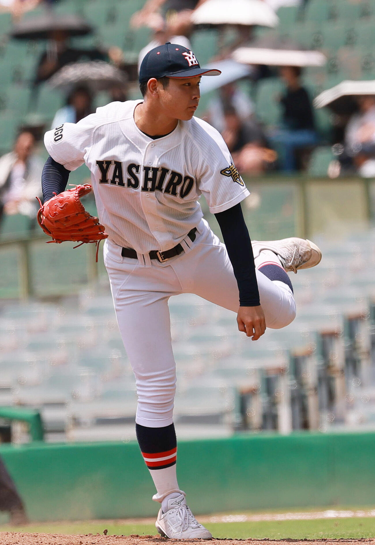 明石商対社　6回途中、社エース岩井秀耶に代わって登板する内田遥斗（撮影・上山淳一）