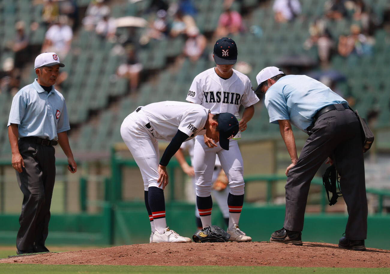 明石商対社　6回表、身体の異常で降板する社エース岩井秀耶（撮影・上山淳一）