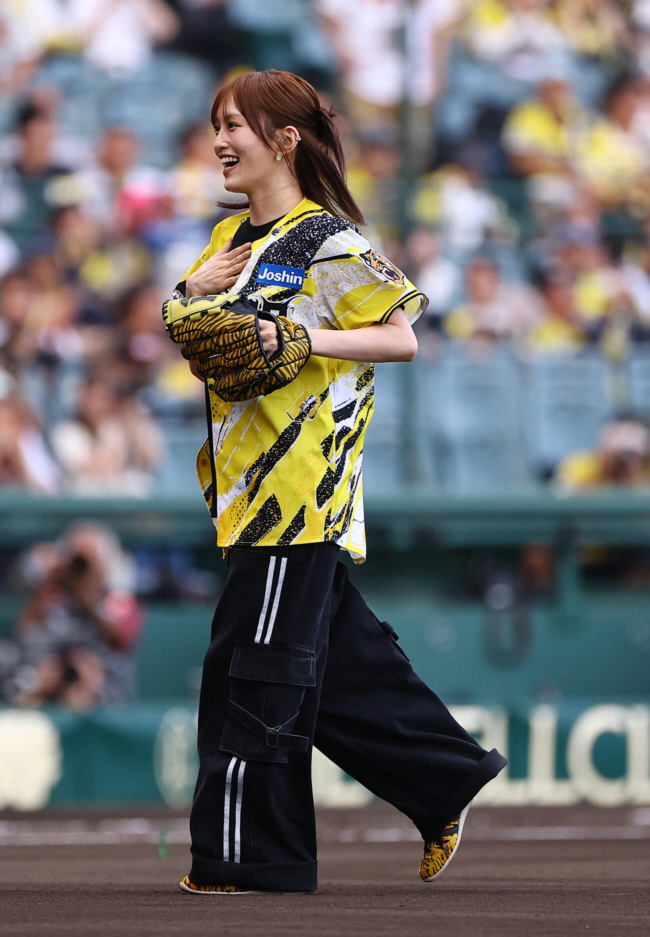 阪神対巨人　ファーストピッチセレモニーを務めた山本彩は笑顔を見せる（撮影・上田博志）