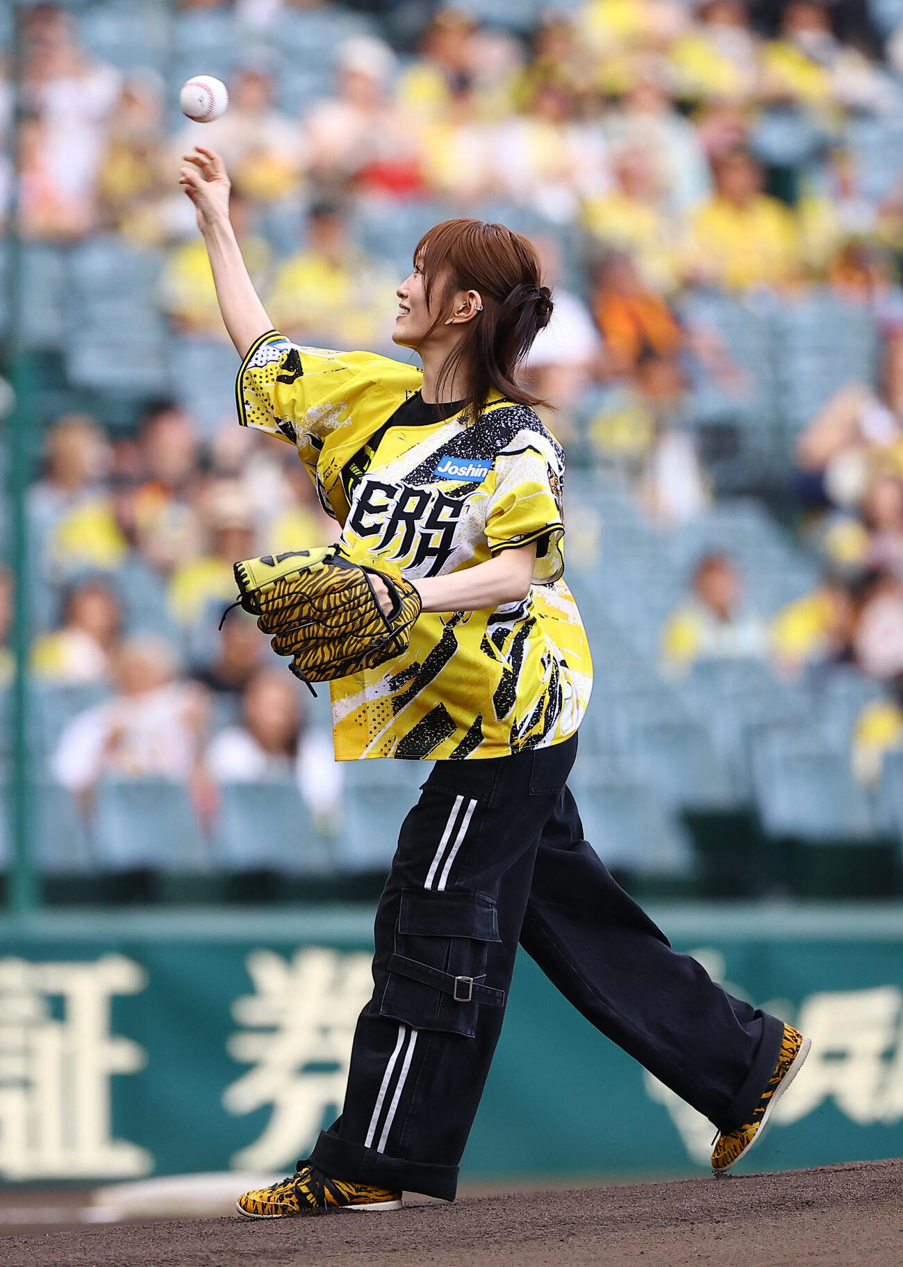 阪神対巨人　ファーストピッチセレモニーで投球する山本彩（撮影・上田博志）