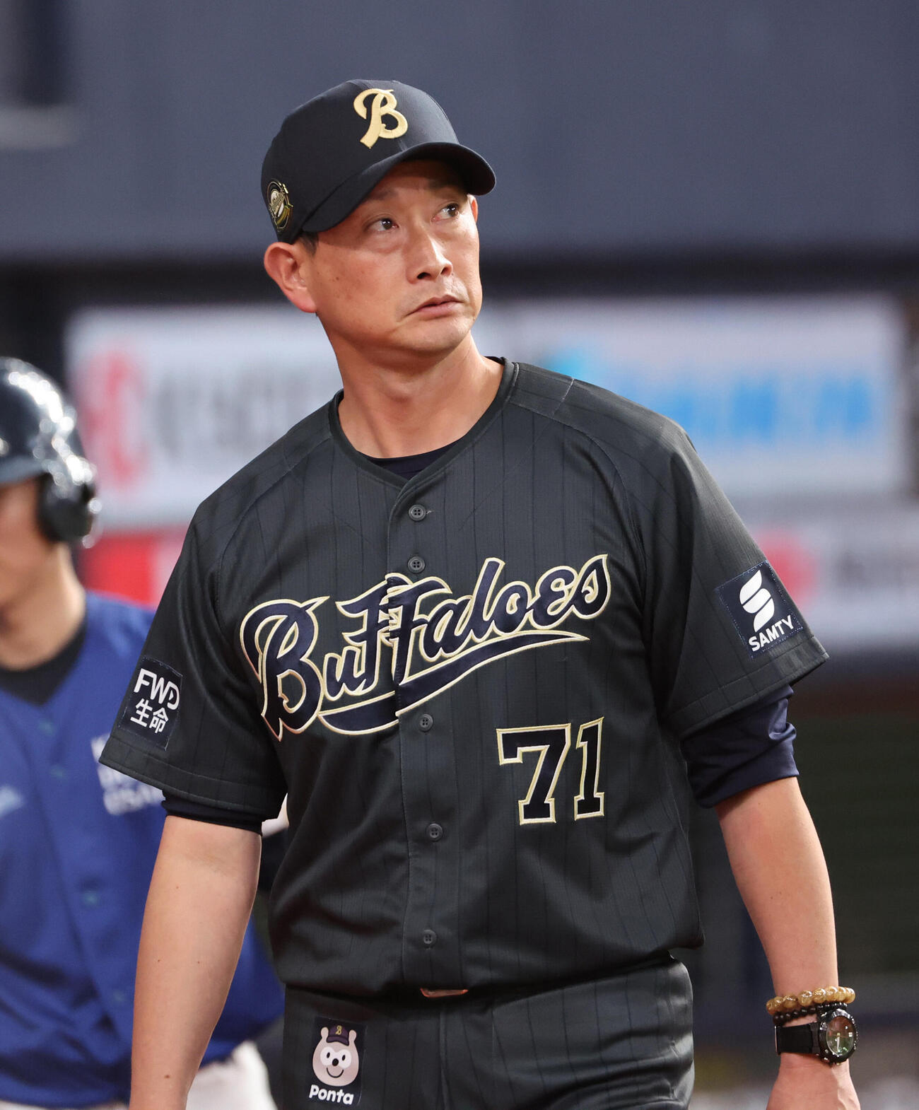 オリックス対ロッテ　6回の攻撃を終え選手交代を告げたオリックス岸田護監督はベンチに戻る（撮影・西尾就之）