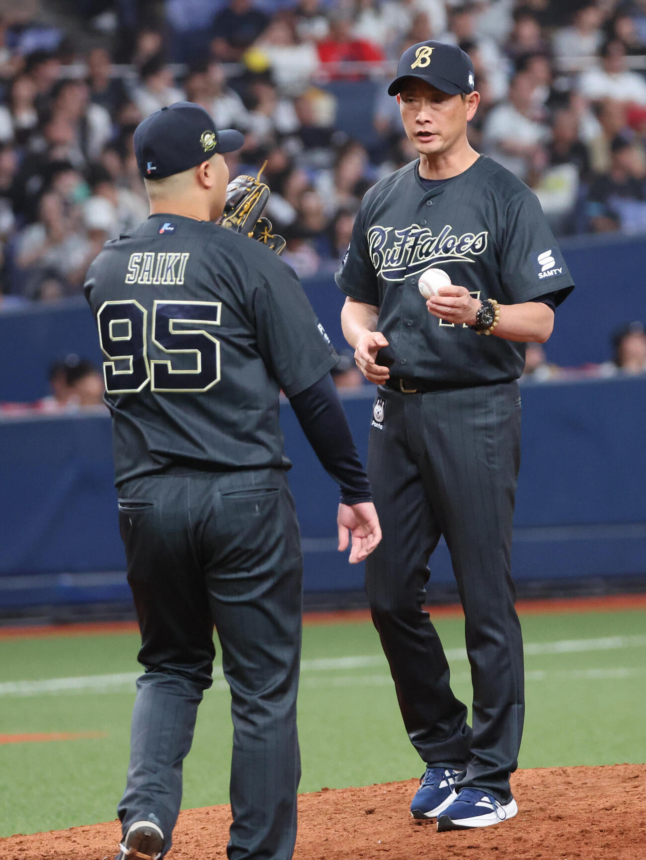 オリックス対ロッテ　8回表ロッテ2死一、二塁、ピンチで才木海翔を救援に送ったオリックス岸田護監督は自らボールを手渡す（撮影・西尾就之）