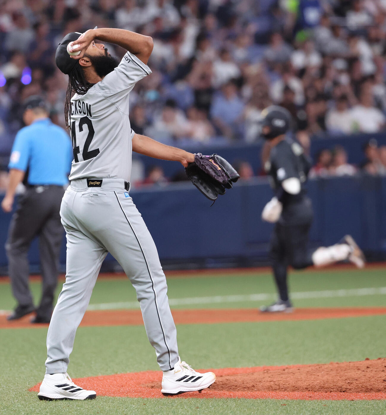 オリックス対ロッテ　6回裏オリックス1死、太田椋に本塁打を許したアンドレ・ジャクソンはボールを投げ上げる（撮影・西尾就之）
