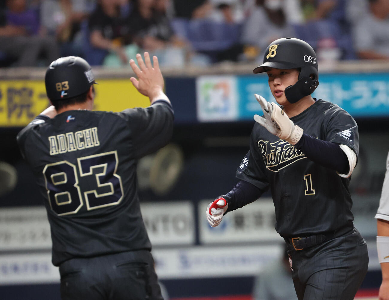 オリックス対ロッテ　6回裏オリックス1死、太田椋は本塁打を放ち、安達了一コーチの出迎えを受け生還（撮影・西尾就之）