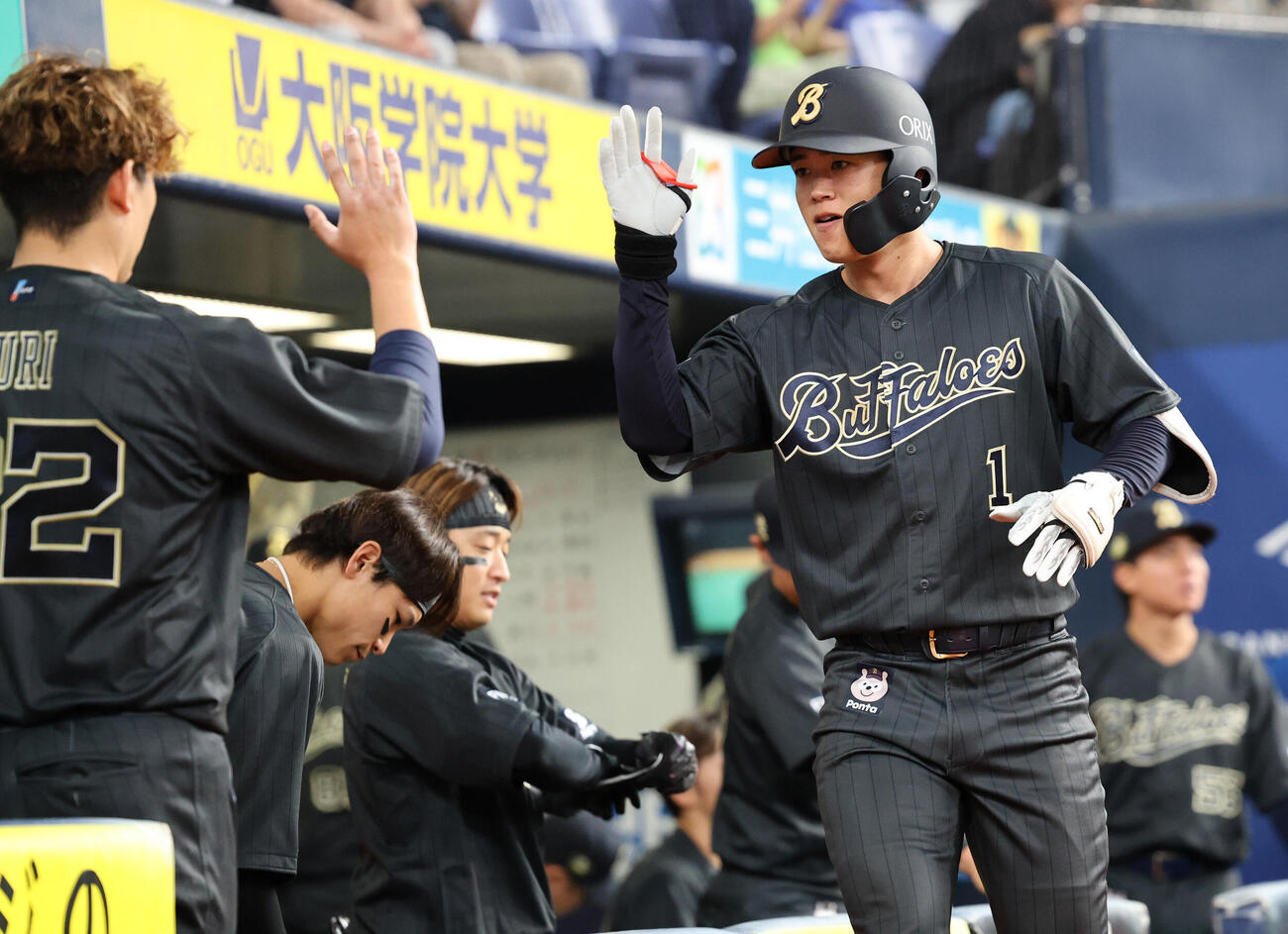 オリックス対ロッテ　6回裏オリックス1死、太田椋は本塁打を放ち、ベンチ前で祝福を受ける（撮影・西尾就之）