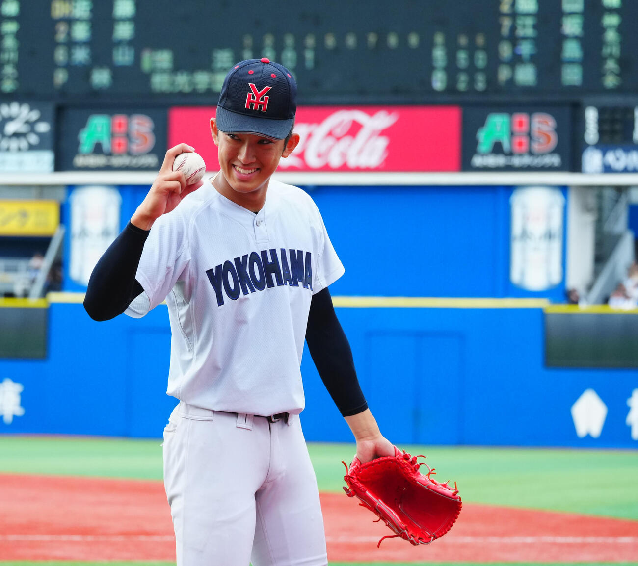 横浜対桐光学園　4回表横浜2死三塁、小野舜友の適時二塁打で笑顔を見せる織田翔希（撮影・垰建太）