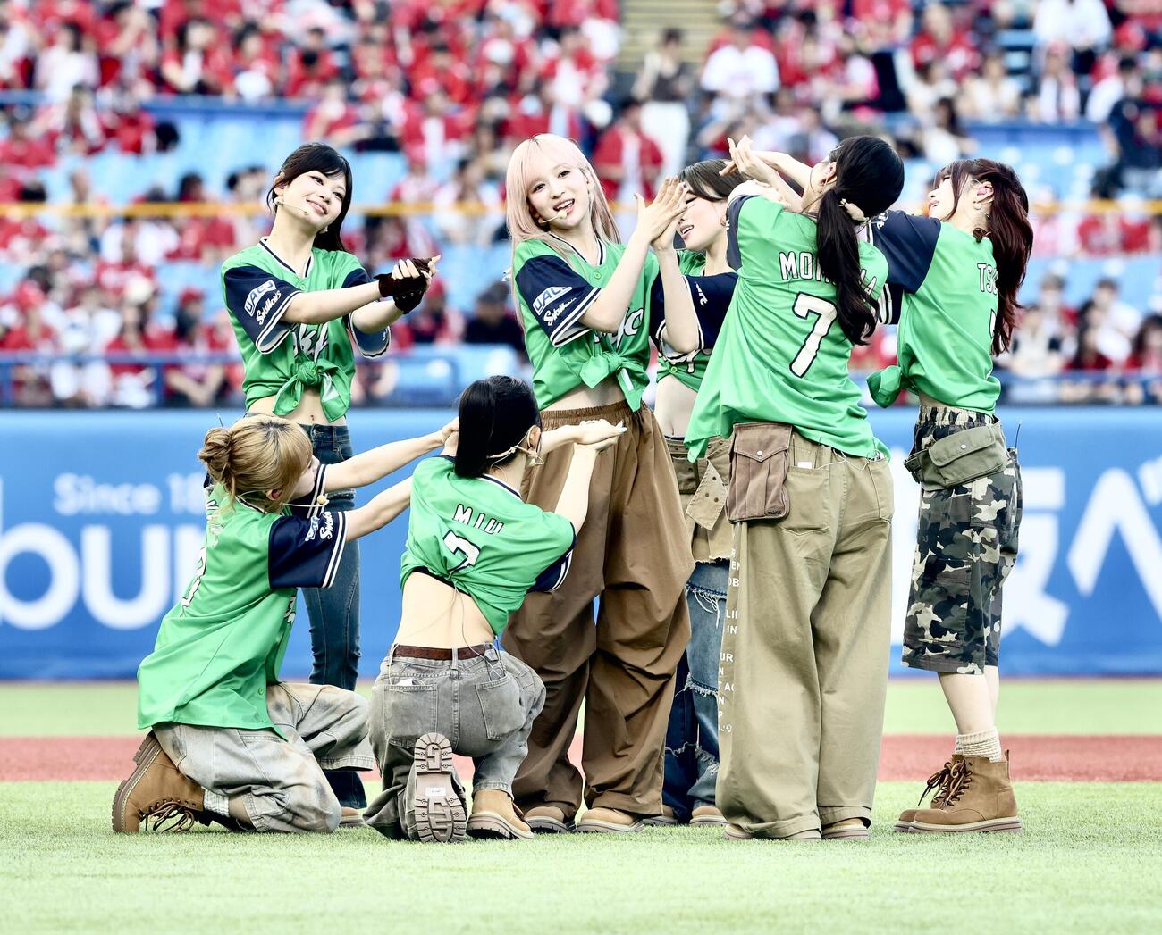 ヤクルト対広島　試合前、パフォーマンスを披露し球場を盛り上げるME：I（撮影・河田真司）