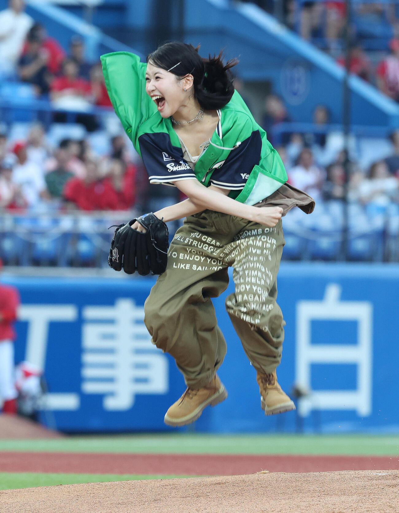 ヤクルト対広島　開始前、ファーストピッチセレモニーを務めるME：IのMOMONA（撮影・河田真司）