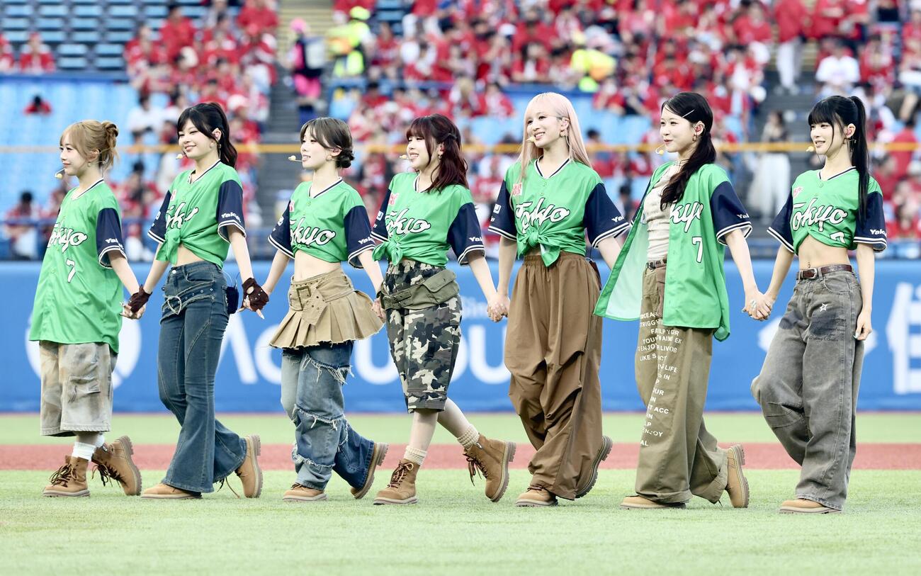 ヤクルト対広島　試合前、パフォーマンスを披露し球場を盛り上げるME：I（撮影・河田真司）