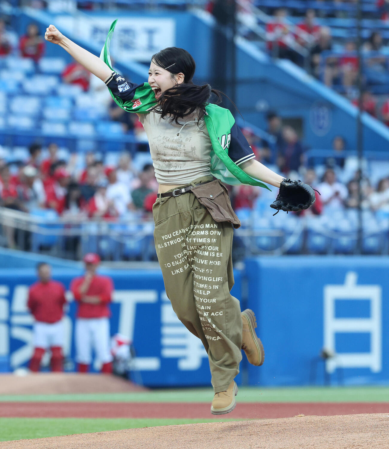 ヤクルト対広島　開始前、ファーストピッチセレモニーを務めるME：IのMOMONA（撮影・河田真司）
