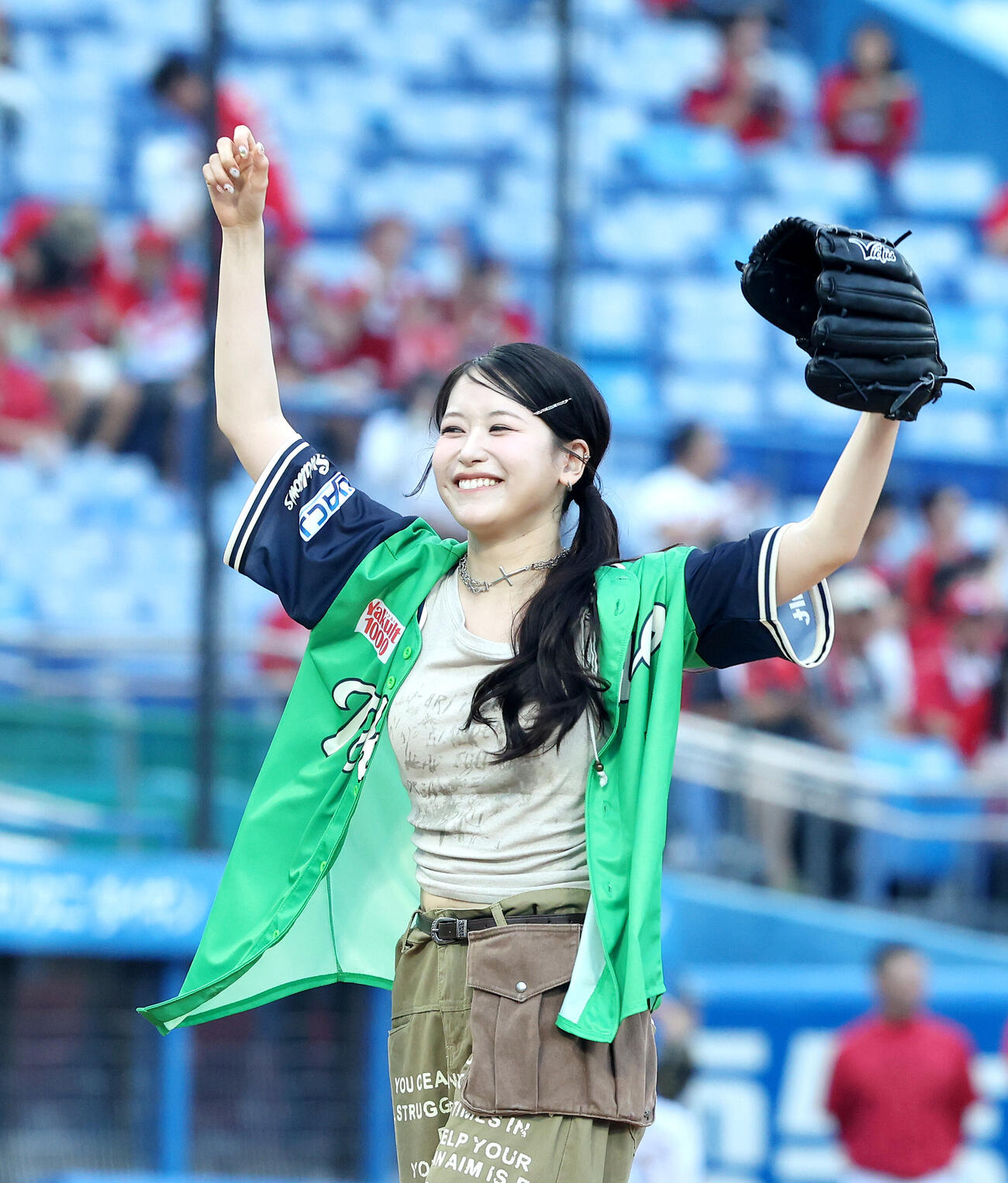 ヤクルト対広島　開始前、ファーストピッチセレモニーを務めるME：IのMOMONA（撮影・河田真司）
