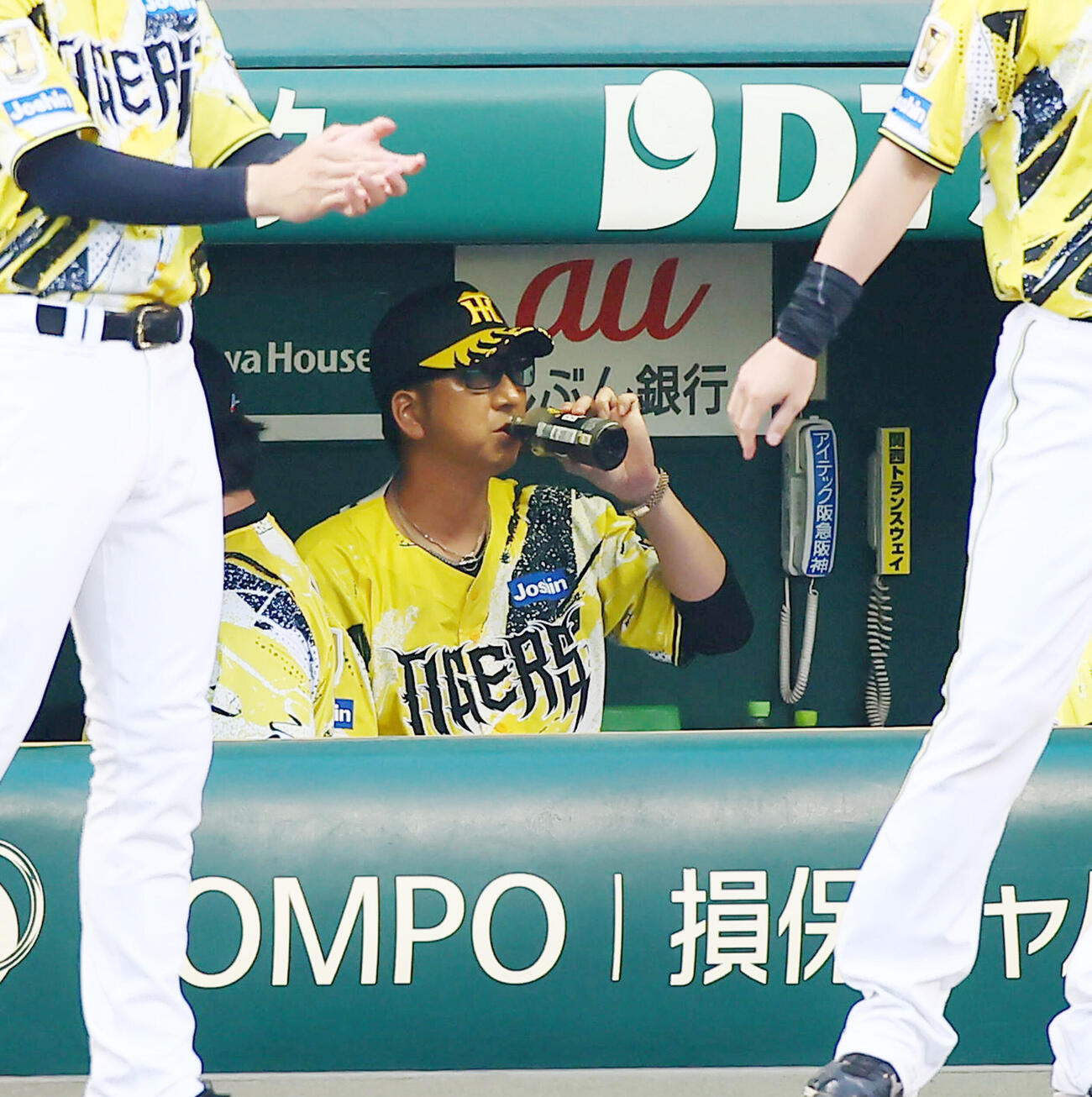 阪神対巨人　1回表を終えベンチで水分補給する阪神藤川球児監督（撮影・加藤哉）