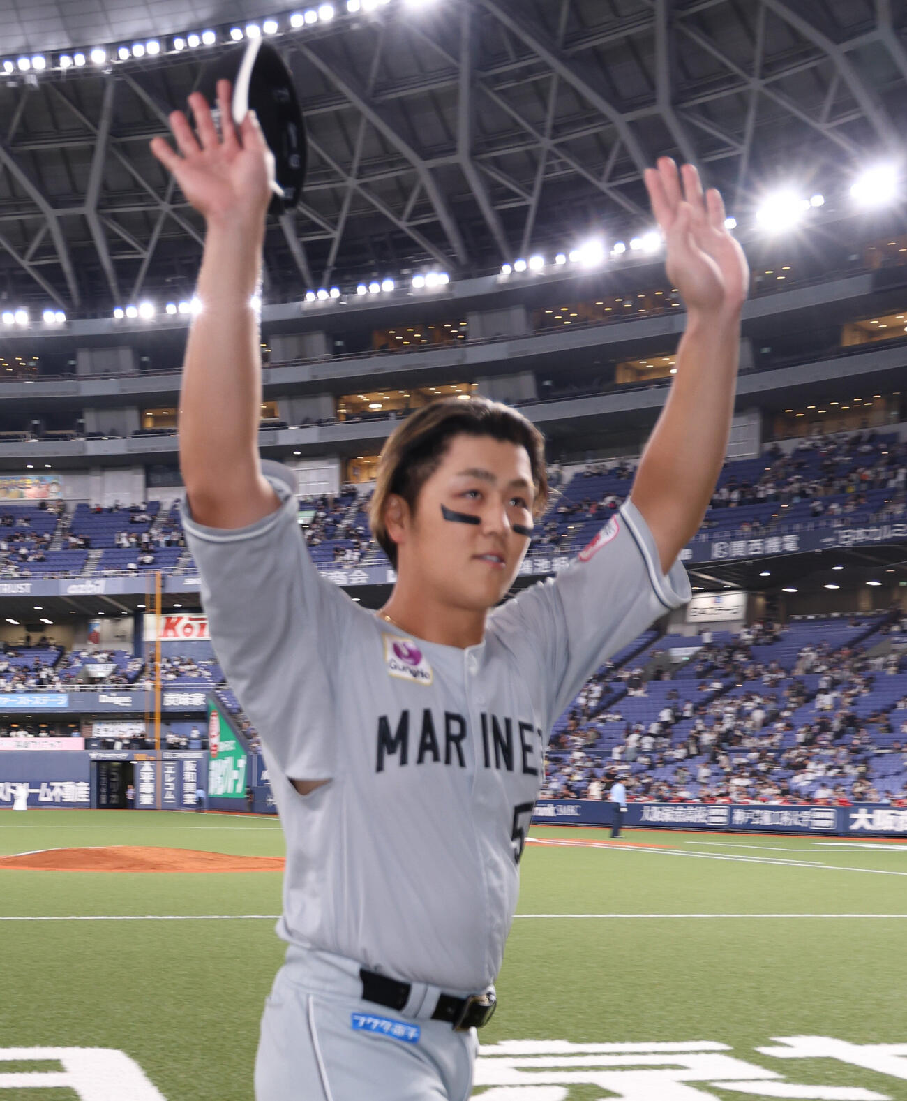 オリックス対ロッテ　決勝本塁打のロッテ山口航輝はヒーローインタビュー後ファンに手を振る（撮影・西尾就之）