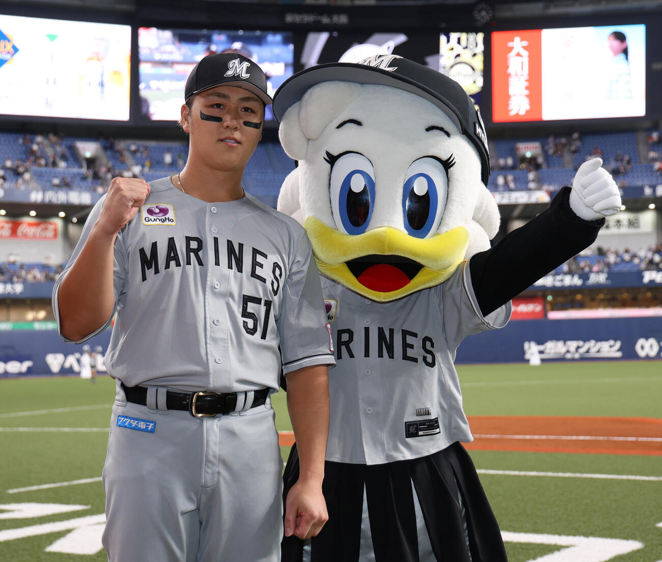 オリックス対ロッテ　決勝本塁打のロッテ山口航輝はヒーローインタビュー後記念写真に納まる（撮影・西尾就之）