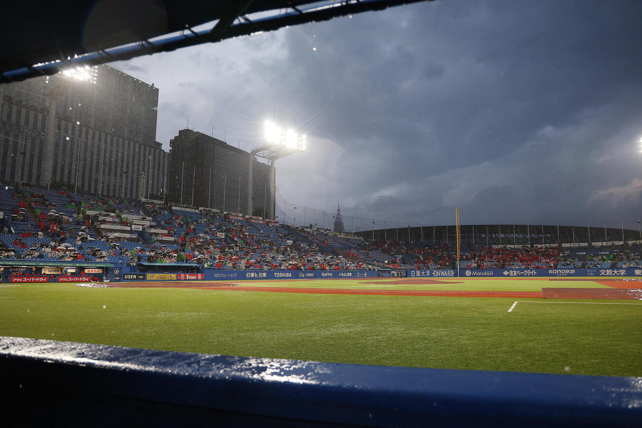 ヤクルト対広島　1回裏、雨雲発生で一時試合中断となる神宮球場（撮影・河田真司）