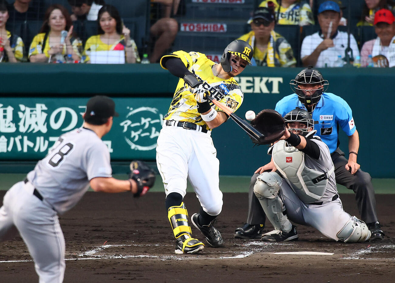 阪神対巨人　3回裏阪神2死一、二塁、佐藤輝明は投手への飛球に倒れる。投手小笠原慎之介（撮影・加藤哉）