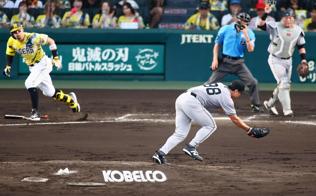 阪神対巨人　3回裏阪神2死一、二塁、小笠原慎之介は佐藤輝明の飛球を捕球しアウトにする（撮影・加藤哉）
