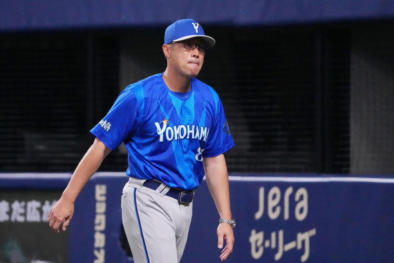 中日対DeNA 7回表終了、選手交代を告げる相川亮二監督（撮影・森本幸一）
