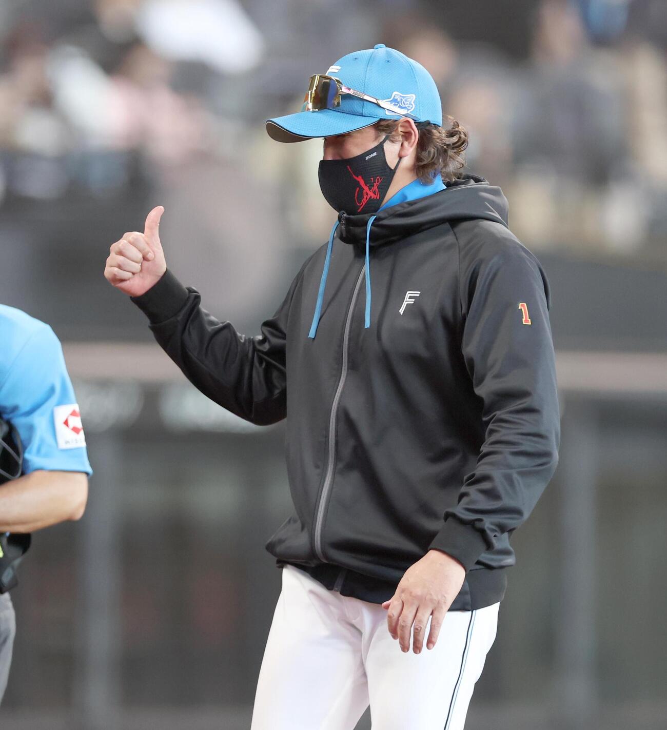 日本ハム対楽天　選手交代を告げる新庄剛志監督（撮影・黒川智章）