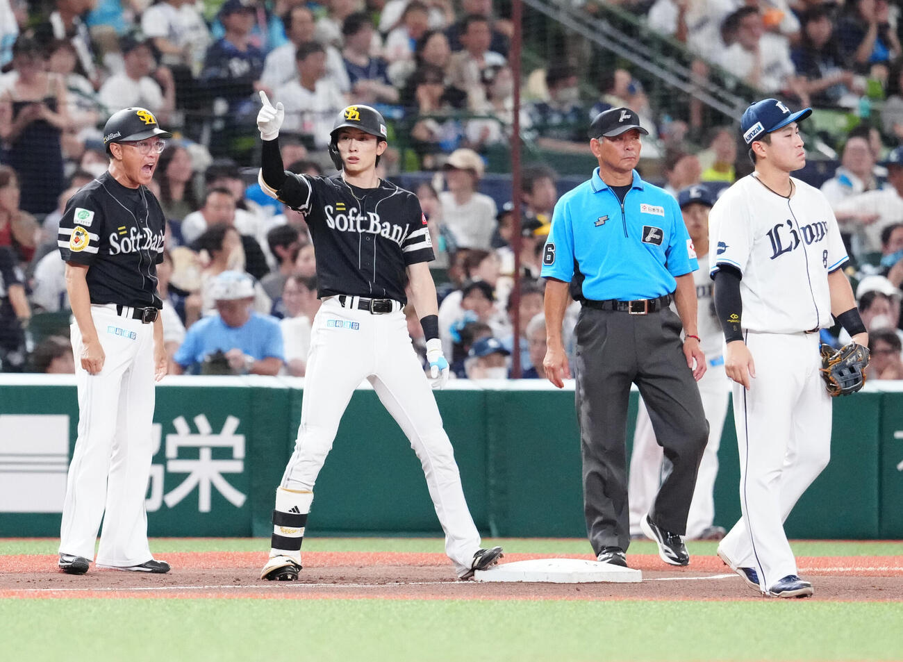 西武対ソフトバンク　5回表ソフトバンク2死二、三塁、2点適時三塁打を放った周東佑京（左から2人目）（撮影・江口和貴）