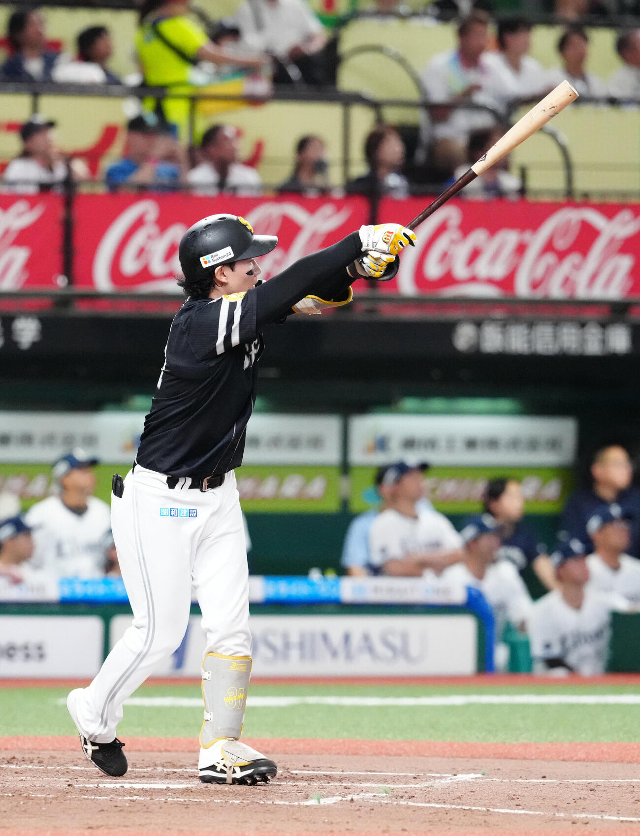 西武対ソフトバンク　5回表ソフトバンク1死満塁、先制犠飛を放つ正木智也（撮影・江口和貴）