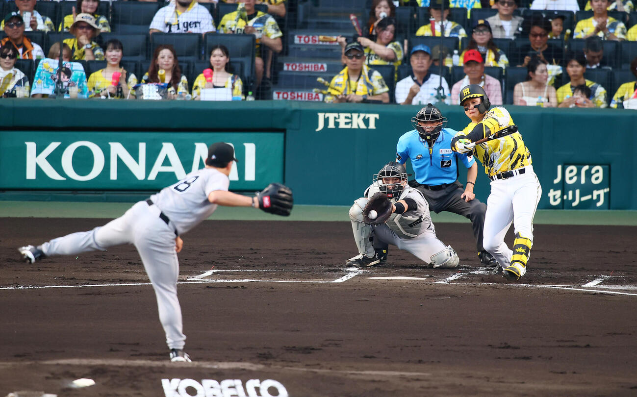 阪神対巨人　1回裏阪神1死二塁、森下翔太は三振に倒れる。投手小笠原慎之介（撮影・加藤哉）