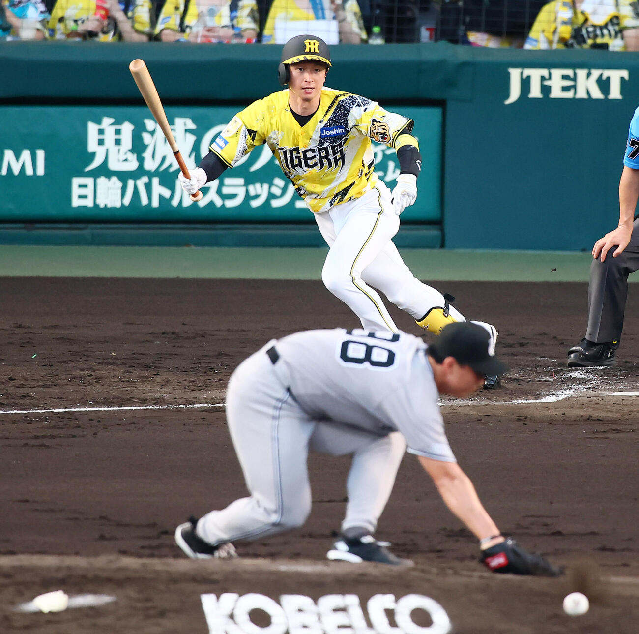 阪神対巨人　3回裏阪神1死、近本光司は内野安打を放つ。投手小笠原慎之介（撮影・加藤哉）