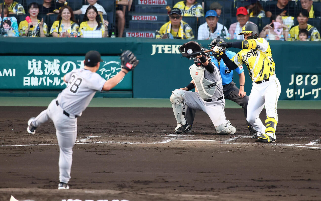 阪神対巨人　3回裏阪神1死一、二塁、三振に倒れる森下翔太。投手小笠原慎之介（撮影・加藤哉）