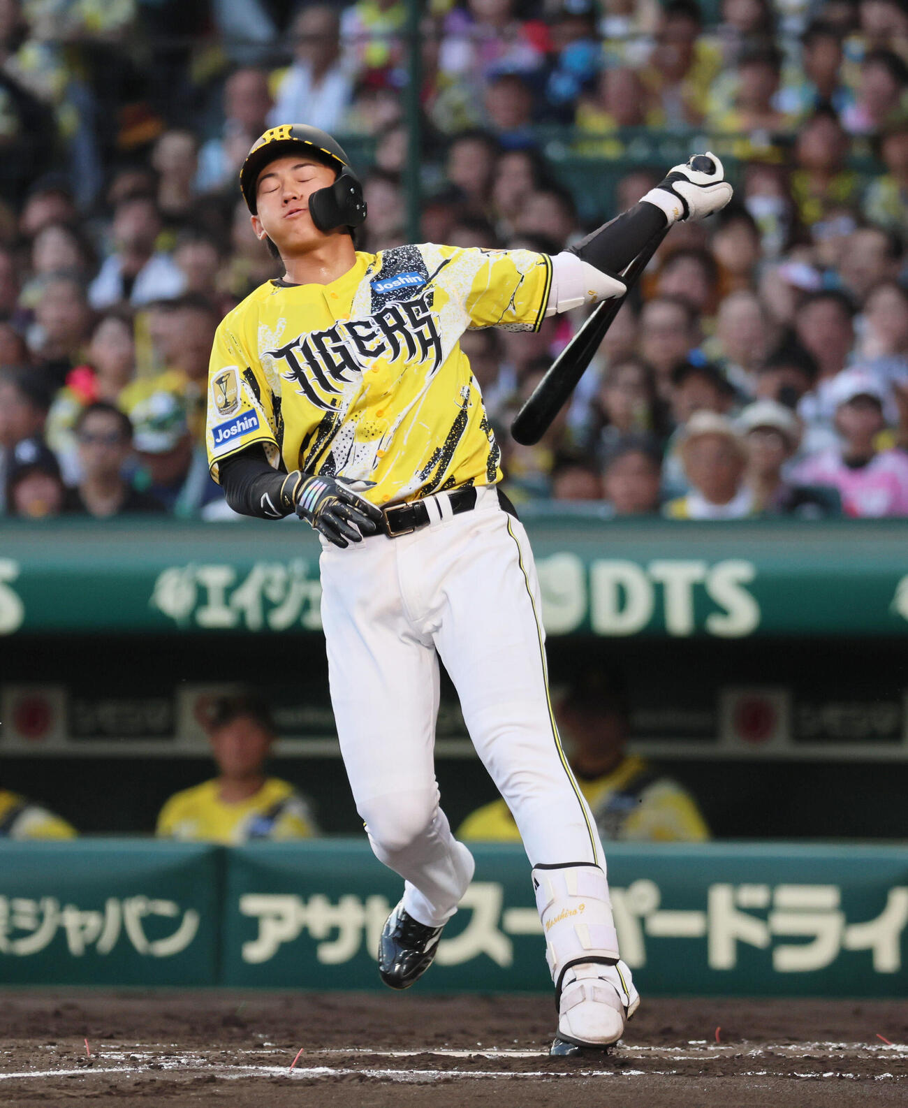 阪神対巨人　2回裏阪神1死一塁、立石正広は空振り三振に倒れる（撮影・宮崎幸一）