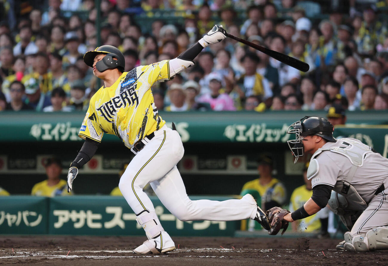 阪神対巨人　2回裏阪神1死一塁、立石正広は空振り三振に倒れる（撮影・宮崎幸一）