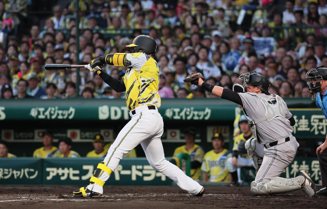 阪神対巨人　3回裏阪神1死一、二塁、森下翔太は空振り三振に倒れる（撮影・宮崎幸一）