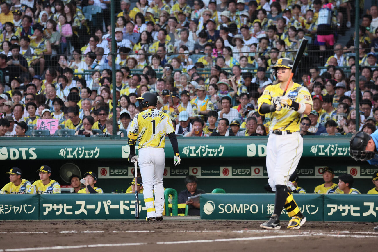阪神対巨人　3回裏阪神1死一、二塁、森下翔太は空振り三振に倒れる。右は佐藤輝明（撮影・宮崎幸一）