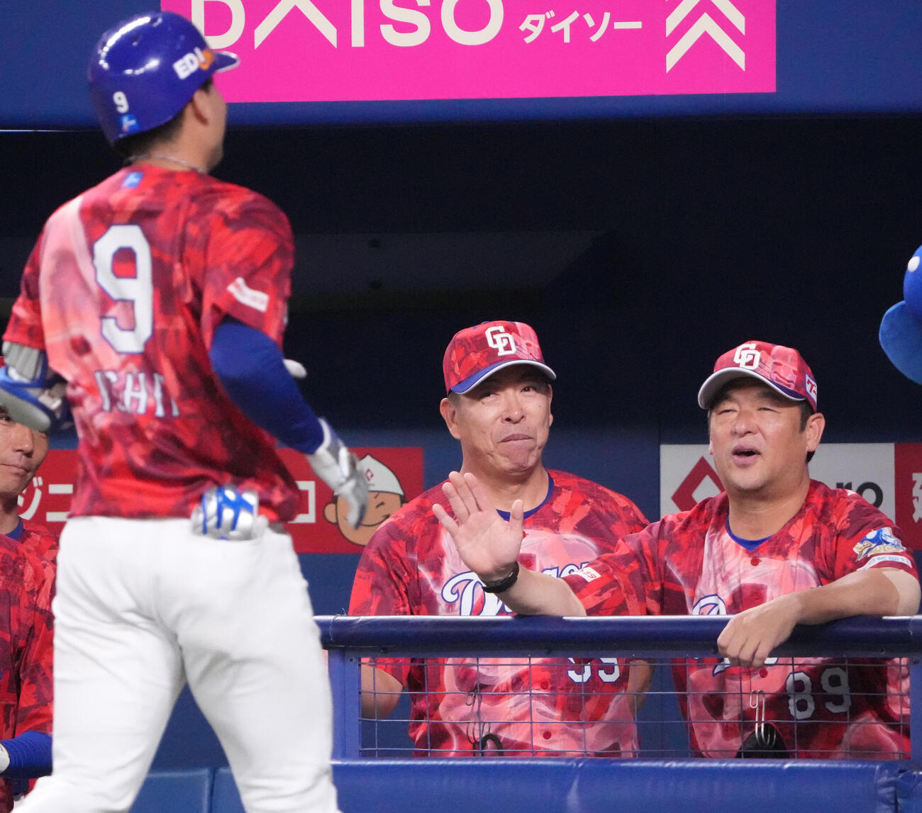 中日対DeNA 3回裏中日1死、井上一樹監督（右から2人目）は本塁打を放った石伊雄太を迎える（撮影・森本幸一）