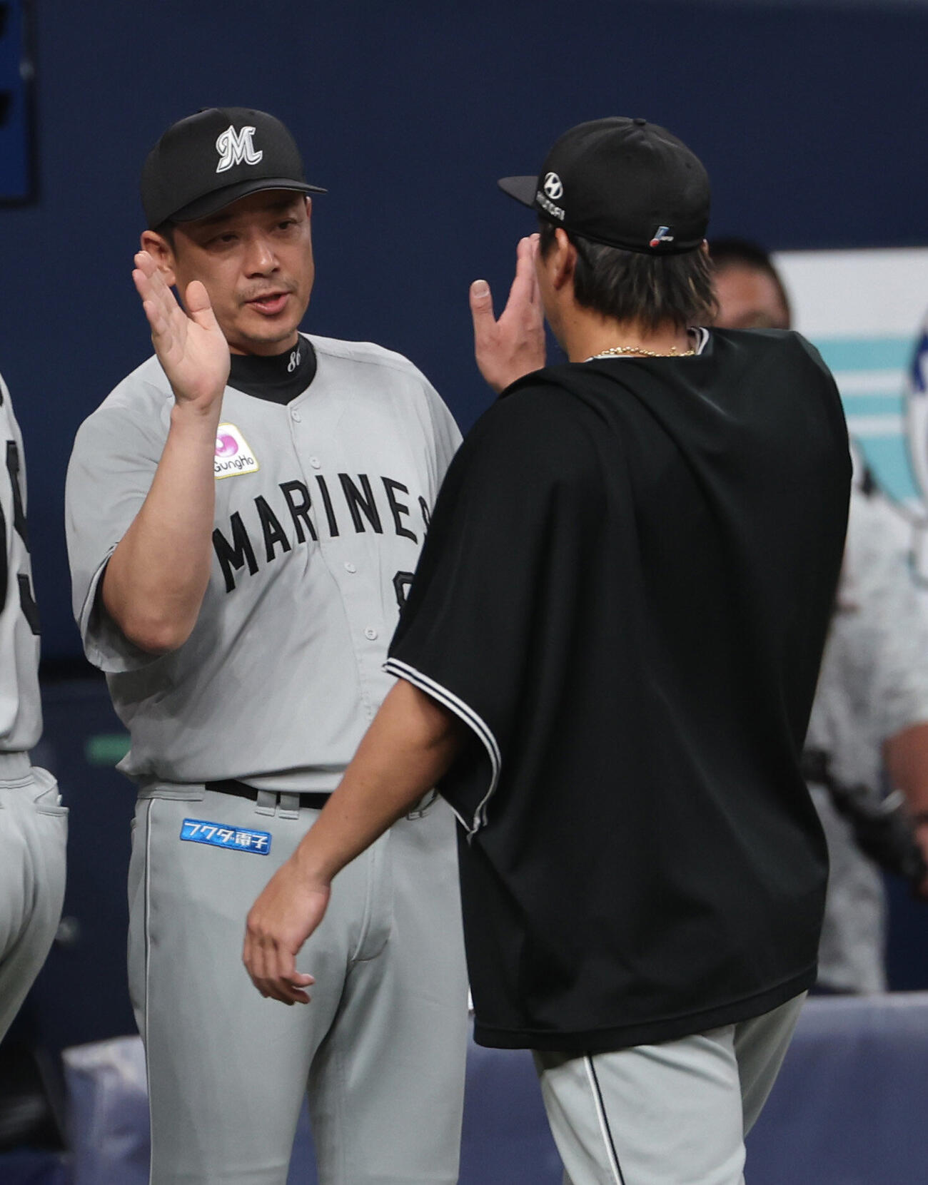 オリックス対ロッテ　オリックスに勝利し、ロッテサブロー監督は益田直也を迎える（撮影・西尾就之）