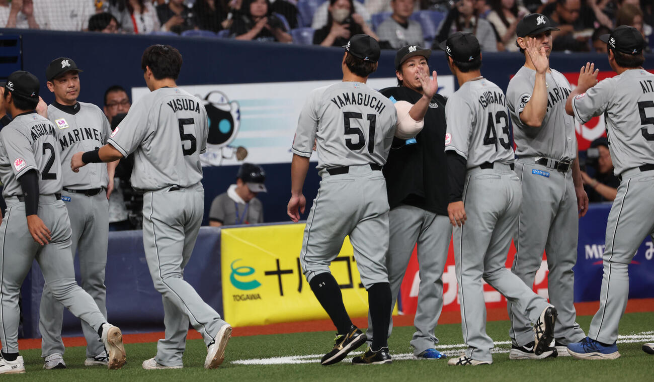 オリックス対ロッテ　オリックスに勝利し、ロッテサブロー監督や益田直也はナインを迎える（撮影・西尾就之）