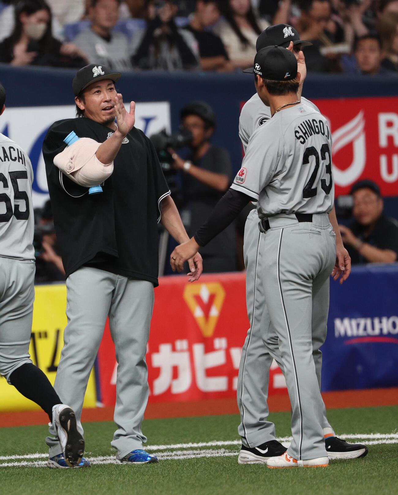 オリックス対ロッテ　オリックスに勝利し、ロッテ益田直也はナイン迎える（撮影・西尾就之）