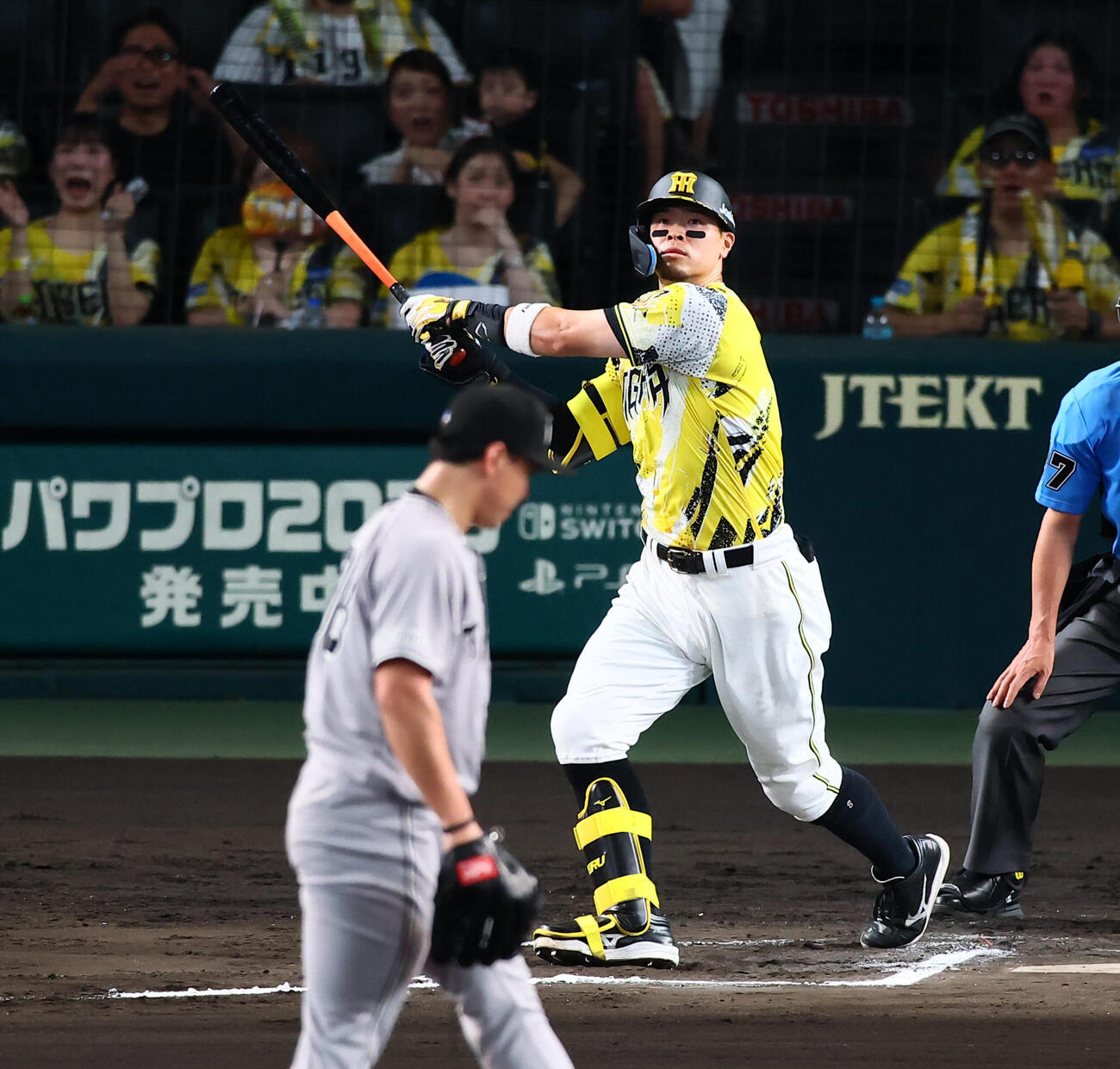 阪神対巨人　6回裏阪神無死、佐藤輝明は中越えソロ本塁打を放つ。投手小笠原慎之介（撮影・加藤哉）