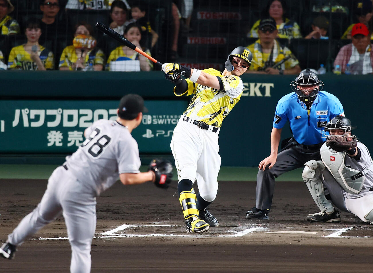 阪神対巨人　6回裏阪神無死、佐藤輝明は中越えソロ本塁打を放つ。投手小笠原慎之介（撮影・加藤哉）