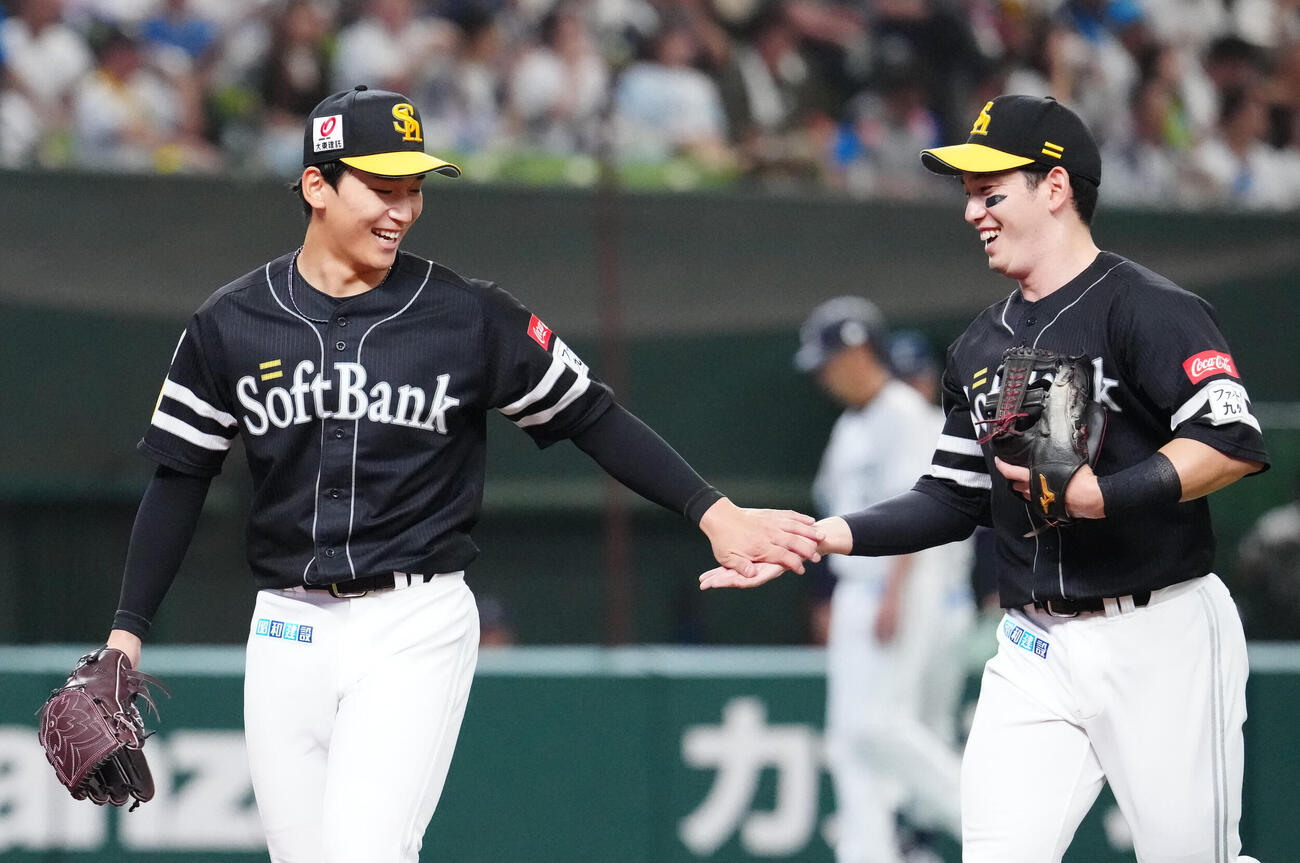 西武対ソフトバンク　1回裏終了後、ソフトバンク栗原陵矢（右）とタッチを交わす先発の前田悠伍（撮影・江口和貴）