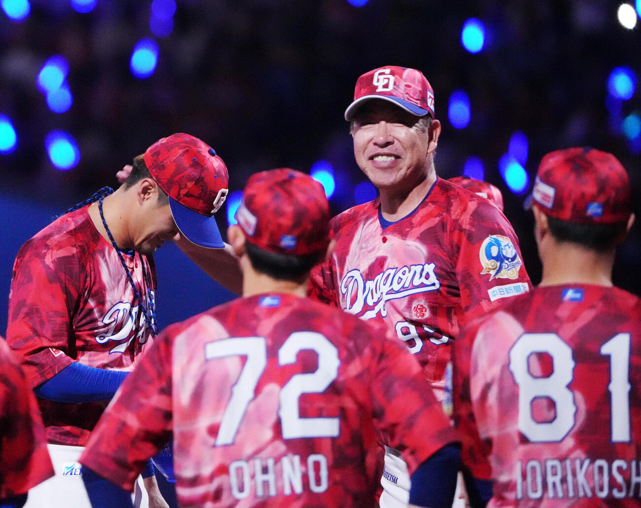 中日対DeNA　試合終了、井上一樹監督（右から2人目）は板山祐太郎をねぎらう（撮影・森本幸一）
