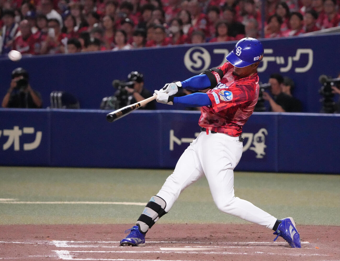 中日対DeNA 8回裏中日2死満塁、3点適時三塁打を放つ板山祐太郎（撮影・森本幸一）