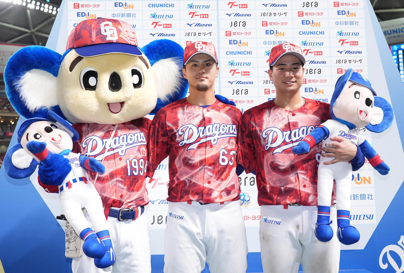 中日対DeNA　ヒーローインタビューを終えポーズを決める左からドアラ、板山祐太郎、石伊雄太（撮影・森本幸一）
