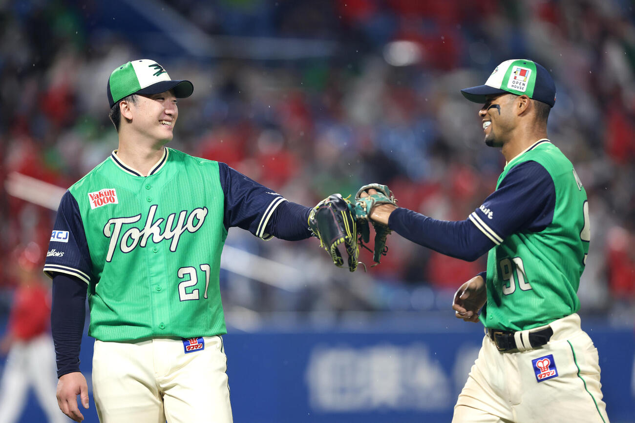 ヤクルト対広島　5回表を抑えた吉村貢司郎（左）はモンテルを笑顔で迎える（撮影・河田真司）