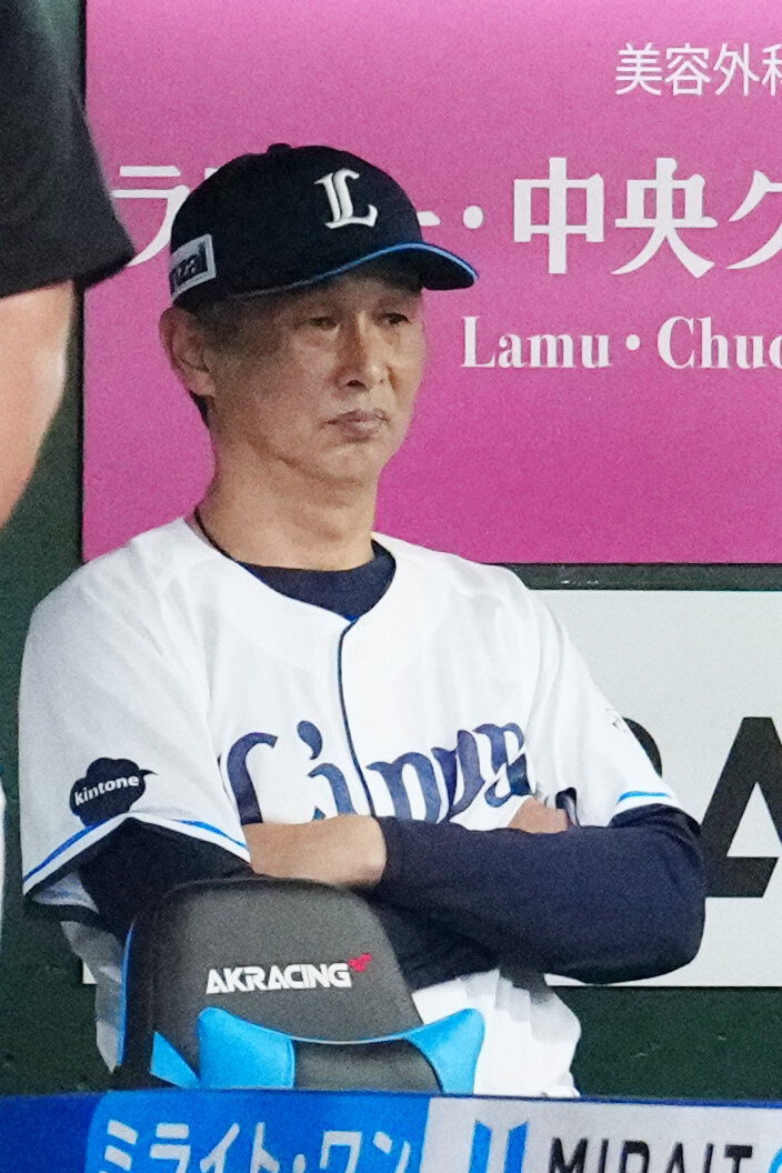 西武対ソフトバンク　8回裏、ベンチから戦況を見つめる西武西口文也監督（撮影・江口和貴）