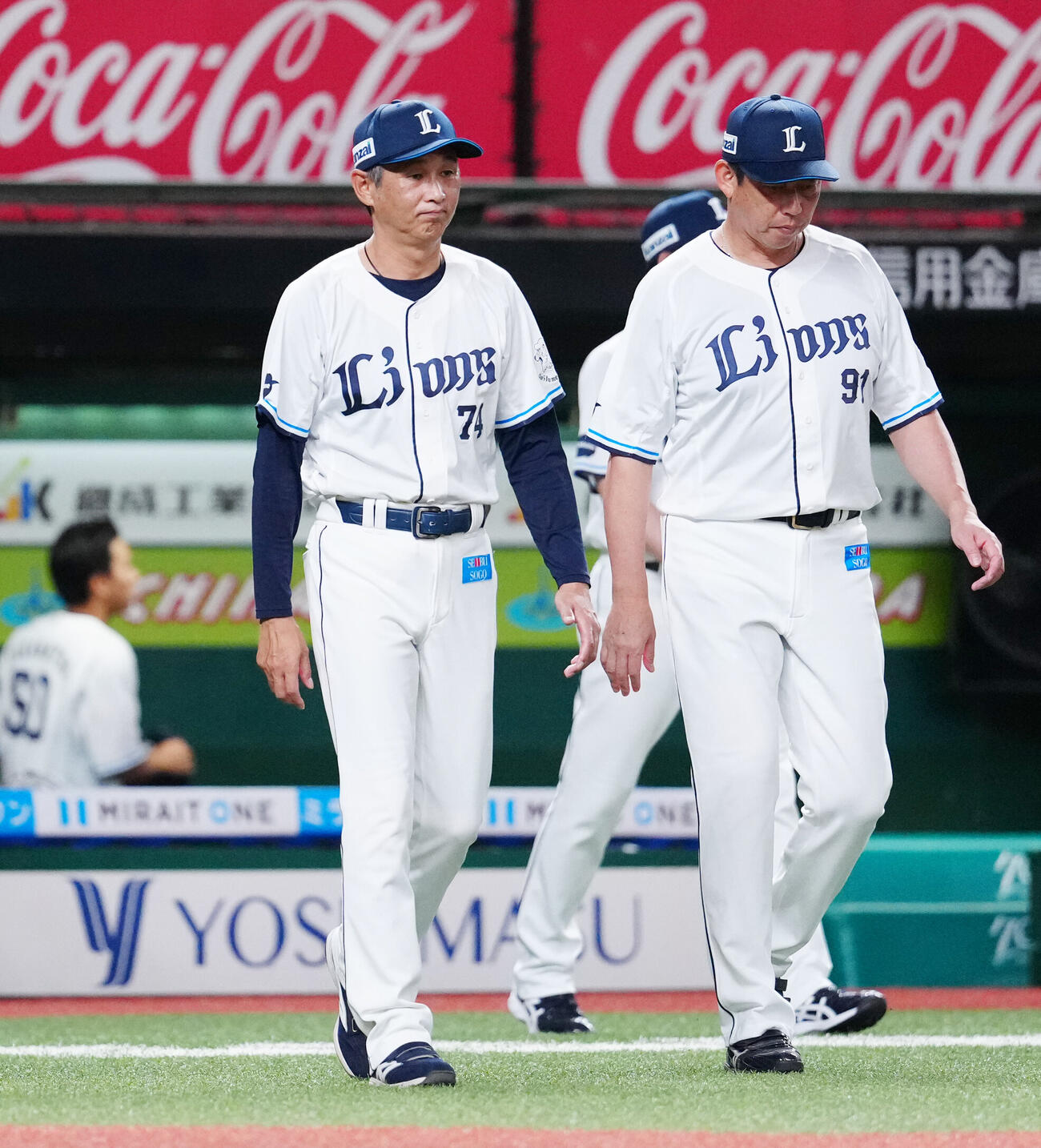 西武対ソフトバンク　試合後、あいさつに向かう西武西口文也監督（左）（撮影・江口和貴）