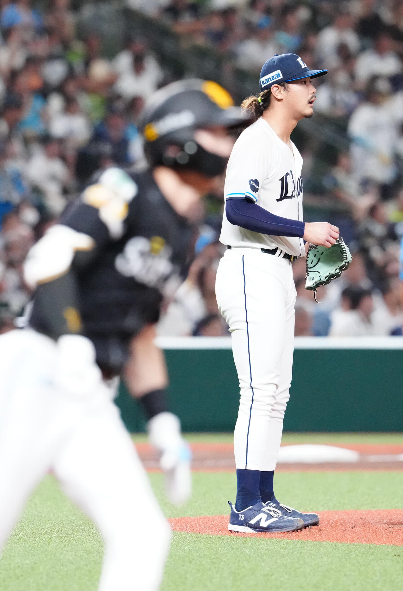 西武対ソフトバンク　5回表ソフトバンク2死二、三塁、周東佑京（手前）に2点適時三塁打を浴びる高橋光成（撮影・江口和貴）